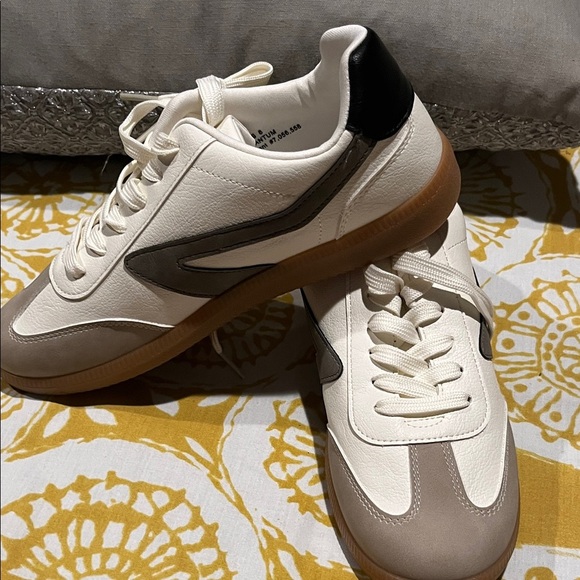 DV by Dolce Vita Women's Ivory and Ebony Sneakers - Picture 6 of 6